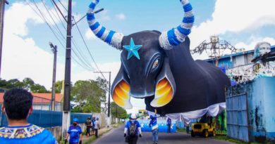 Boi Caprichoso conduz alegorias para concentração do Bumbódromo