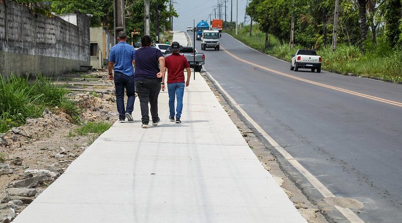 David Almeida fiscaliza fase final de implantação de calçadão na avenida Cosme Ferreira