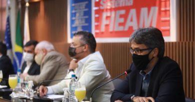 Campanha da Cigás visa contribuir com melhoria de renda de profissionais do volante Iniciativa da Companhia concederá valor total de R$ 1 milhão em incentivos para conversão de veículos para uso do GNV Taxistas, motoristas de aplicativo e frotistas, que integram parcela de profissionais fortemente afetados pela crise econômica decorrente da pandemia e pelos sucessivos reajustes de preços dos combustíveis, serão os beneficiados pela nova edição da campanha “Faça a Conta. Use GNV!”. Iniciativa do Governo do Estado por meio da Companhia de Gás do Amazonas (Cigás), a campanha visa a concessão de R$ 1 milhão em incentivos para ampliação da frota local de veículos convertidos a gás natural veicular (GNV) e regularizados. O lançamento da campanha ocorreu na quinta-feira (16/09), na sede da Federação das Indústrias do Estado do Amazonas (Fieam), durante evento para tratar sobre o cenário do mercado de gás natural e planos de expansão e consolidação das operações no estado. A iniciativa da Cigás, concessionária do serviço público de distribuição e comercialização de gás natural (GN) no Amazonas, de segmentar a campanha em benefício de taxistas, motoristas de aplicativo e frotistas levou em consideração, além do incentivo ao crescimento deste mercado por meio do aumento da frota de veículos movidos a GNV, o cenário econômico atual. Na ocasião do lançamento, o governador do Estado, Wilson Lima, ressaltou a importância estratégica da campanha para a economia por fazer frente ao aumento de preço dos combustíveis. “A nossa campanha é ‘Faça a Conta. Use GNV!’, então é muito simples, é só fazer a conta e ver o quanto vai gastar com gás natural”, disse o chefe do Executivo, que frisou ainda que será garantido o abastecimento dos veículos com a ampliação do número de postos de combustíveis com GNV em Manaus. Conforme destaca o diretor-presidente da Companhia, René Levy Aguiar, a cadeia produtiva do GNV conta com diferentes atores, a começar pelo produtor de gás natural, transportador, distribuidor (no Amazonas, a Cigás realiza esta função), as bandeiras, postos de combustíveis e finalmente, os usuários finais (motoristas). E, para que haja uma expansão do mercado como um todo, é necessário que todos sejam beneficiados. Segundo o diretor-presidente da Cigás, desde a sua implantação, no Amazonas, o gás natural veicular sempre foi uma alternativa mais econômica, se considerar estudos baseados em análise de preço e autonomia. “Em razão disso, nada mais justo do que incentivar o aumento da frota a GNV e ainda, contribuir com aqueles que dependem diretamente de combustível para contribuir com a renda mensal familiar”, frisou Aguiar. O diretor técnico-comercial da Cigás, Clovis Correia Junior, durante o evento de lançamento da campanha, destacou os meses seguidos de recorde na comercialização de GNV registrados pela Companhia no Amazonas, bem como a abertura de novos postos de combustíveis para abastecimento – além dos três já em operação, a Cigás firmou contratos com dois novos postos, que começarão a operar ainda neste ano de 2021, um na Ponta Negra e outro do Distrito Industrial. Correia também agradeceu ao apoio dado pelo governador Wilson Lima para o mercado de gás natural, bem como salientou as orientações que o Governo do Estado vem dando à Cigás no sentido de nortear as suas ações com vistas a este desenvolvimento. Sobre a campanha – Nesta edição da “Faça a Conta. Use GNV!”, 250 motoristas receberão incentivo no valor de R$ 4 mil. Para participar, taxistas, motoristas de aplicativo e frotistas devem realizar a conversão/regularização (com kit GNV a partir de 5ª geração) ou a aquisição do veículo novo movido a GNV durante o período de vigência da campanha, que vai até 16 de setembro de 2022, ou até a entrega do número total de incentivos previstos. A conversão deve ser realizada em oficina credenciada pelo Instituto Nacional de Metrologia, Qualidade e Tecnologia (Inmetro), cuja lista está disponível em http://www.inmetro.gov.br/inovacao/oficinas/lista_oficinas.asp?end=1&descr_estado=am. A alteração de característica do veículo precisa estar, obrigatoriamente, regularizada junto ao Departamento Estadual de Trânsito (Detran-AM). Após a conversão ou aquisição do veículo, os interessados devem realizar o cadastro, na campanha, por meio de preenchimento de formulário digital e submeter os documentos solicitados no regulamento. Para isso, basta acessar o site oficial da campanha: usegnv.cigas-am.com.br. Os motoristas selecionados, na fase anterior, serão informados sobre a data e o horário para comparecimento na Cigás, portando a documentação original submetida no momento da inscrição digital e apresentando o veículo inscrito, a fim de que seja realizada a auditoria documental e o registro fotográfico. Em caso de aprovação, os motoristas estarão aptos a receberem o incentivo de conversão por meio de cheque nominal. Pessoas físicas poderão usufruir do incentivo no limite de até três veículos, enquanto pessoas jurídicas no limite de até 15 carros. Os taxistas precisam da documentação de permissionário emitida pelo Instituto Municipal de Mobilidade Urbana (IMMU); os motoristas de aplicativos devem ter perfil ativo e apresentar rendimentos relativos aos últimos três meses; enquanto os frotistas (pessoa jurídica) precisam comprovar atividade produtiva com o veículo a ser inscrito. Os demais critérios estão descritos no regulamento, disponível no site da campanha: usegnv.cigas-am.com.br. Vantagens do GNV – O gás natural veicular possui como diferencial a economicidade, comprovada por meio de estudo da Cigás feito a partir de dados recentes da Agência Nacional do Petróleo, Gás Natural e Biocombustíveis (ANP), que envolve análise de preço e a variável autonomia. O resultado indica economia de até 40% do GNV em relação à gasolina e de 47% em comparação com o etanol. De acordo com o Departamento Nacional de Trânsito (Denatran), o Amazonas possui atualmente 2,3 mil veículos com sistema de abastecimento a gás natural veicular. A Cigás disponibiliza os seguintes canais de comunicação para esclarecimentos sobre a campanha: 98420-7876 (whatsapp), atendimento telefônico pelo número 117, e o e-mail usegnv@cigas-am.com.br. Parceria – A campanha “Faça a Conta. Use GNV!” conta com a parceria do Detran-AM, Instituto de Pesos e Medidas do Amazonas (Ipem-AM), Agência de Fomento do Estado do Amazonas (Afeam) e Agência Reguladora de Serviços Públicos Delegados e Contratados do Estado do Amazonas (Arsepam). FOTOS: Bruno Zanardo/Secom e Divulgação/Cigás