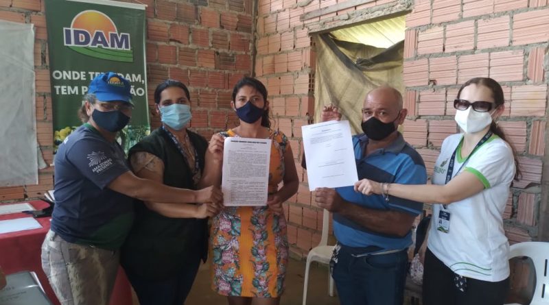 Em Autazes, Idam atende membros de associação de produtores com entrega de declaração de constituição e distribuição de cestas básicas