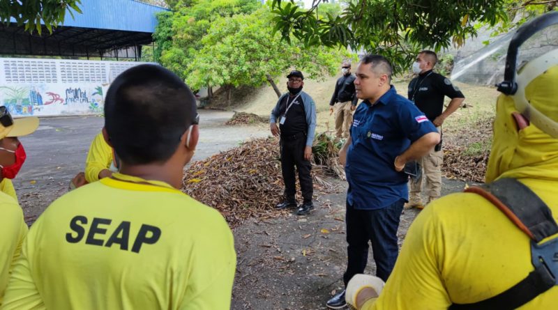 Foto 01: Secretário conversa com reeducandos durante trabalhos de limpeza na Apae
