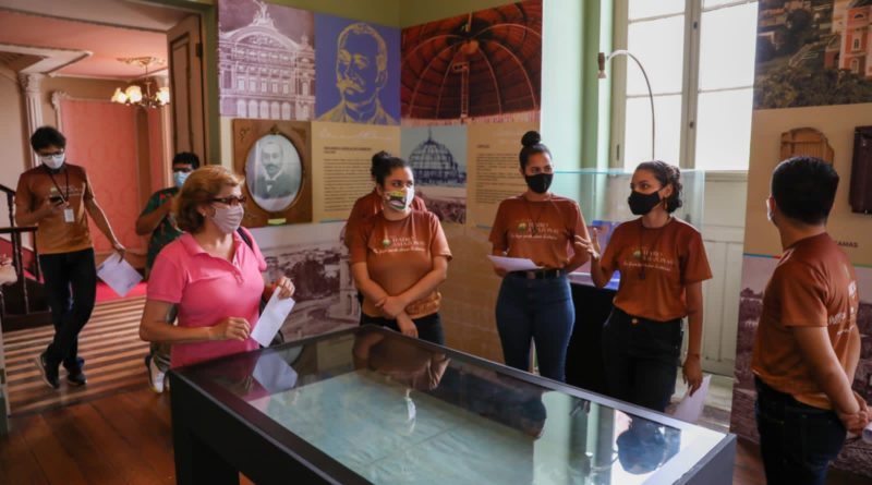 Condutores culturais do Teatro Amazonas fazem treinamento para realizar visitas com audiodescrição