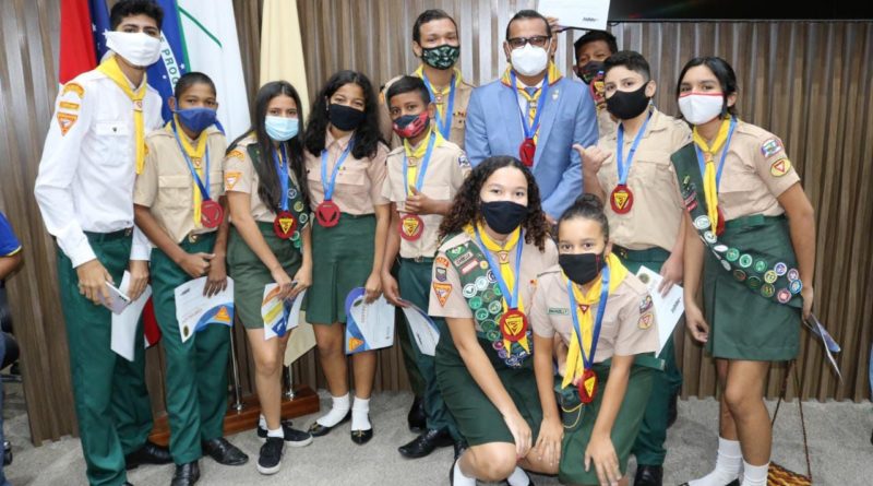 Desbravadores recebem medalhas e certificados de reconhecimento em Sessão Solene na CMM