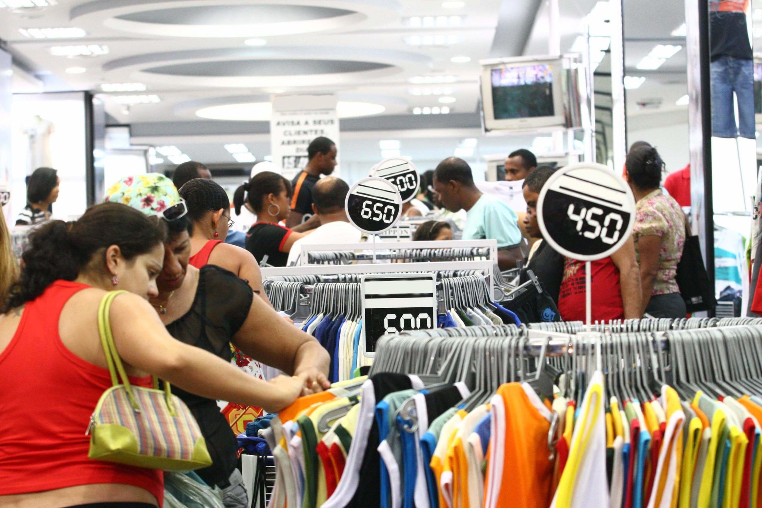 Intenção de consumo das famílias tem quarta alta consecutiva, diz CNC