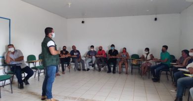 André conversa com produtores participantes