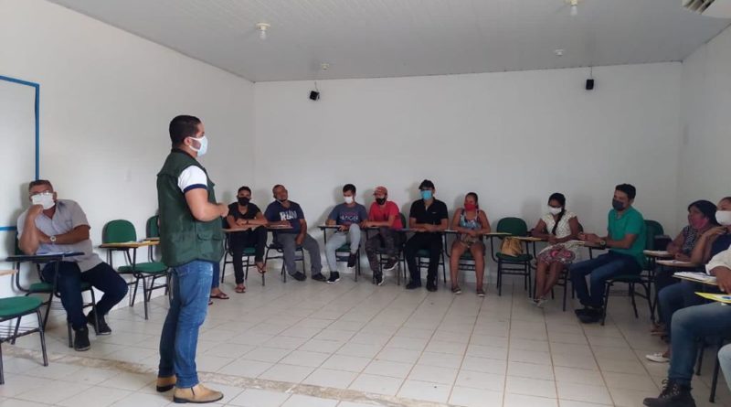 André conversa com produtores participantes