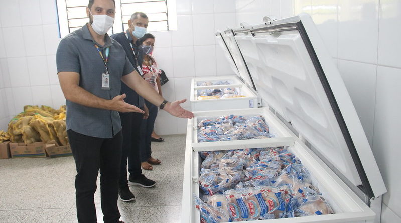 Prefeitura de Manaus realiza visita para verificar abastecimento da merenda escolar em unidades de ensino da Semed