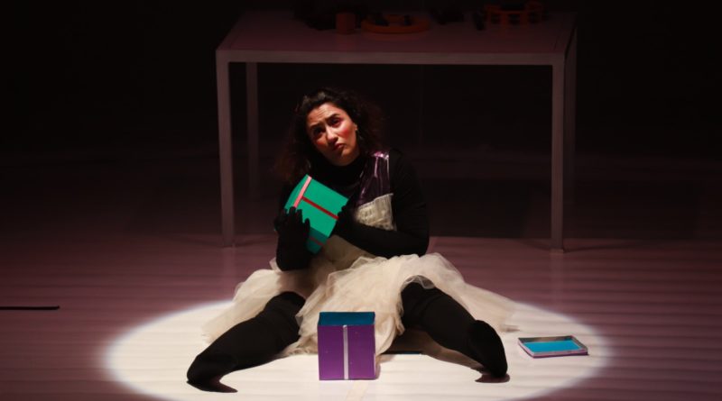 Festival de Teatro da Amazônia começa na sexta-feira (08/10) Programação com 20 espetáculos acontece em Manaus e Iranduba A 15ª edição do Festival de Teatro da Amazônia começa nesta sexta-feira (08/10), com abertura oficial às 20h, no palco do Teatro Amazonas. Neste ano, o evento conta com 20 espetáculos, entre apresentações presenciais em Manaus e Iranduba e atividades formativas on-line até 16 de outubro, com acesso gratuito. Com apoio do Governo do Amazonas, por meio da Secretaria de Estado de Cultura e Economia Criativa, o Festival de Teatro da Amazônia faz parte do programa + Cultura, um pacote de ações voltadas à cultura e à economia criativa. A coordenadora-geral de produção e vice-presidente da Federação de Teatro do Amazonas (Fetam), Ana Oliveira, destaca que, além do formato híbrido, a programação extensa é inédita na história do evento. “Nossa proposta é aproximar artistas e produtores culturais da Amazônia e, nesta edição, convidamos seis produções, uma de cada Estado da região Norte, para compor o nosso roteiro”, afirma a organizadora. “Outra novidade fica por conta do Jandira Theatre Move, teatro contêiner itinerante em que vamos levar os espetáculos para a região metropolitana e para as zonas norte e leste de Manaus, para chegar em outros públicos”. Ana Oliveira adianta que as mostras presenciais encerram em 12 de outubro enquanto os debates seguem até o dia 16, com nomes importantes do cenário nacional, como Ana Carla Fonseca, referência da Economia Criativa; Rômulo Avelar, da área de Gestão e Produção Criativa; Galiana Brasil, do Itaú Cultural; e Renato Dolabella, do Direito Cultural Brasileiro, com mediação de Taciano Soares, ator e diretor do Ateliê 23. “É a primeira vez que eles se encontram em um encontro de quatro dias no Brasil”, comenta a coordenadora do evento. Estreia - Nesta sexta-feira, 08/10, às 10h, o Jandira Theater Move apresenta, em Iranduba, o espetáculo “Mocinha”, do Coletivo Experimental de Teatralidades (Ceta), que aborda sobre retaliações e violências sofridas pelas mulheres em uma sociedade machista e misógina. Às 20h, a primeira apresentação no Teatro Amazonas é “Fina”, de Um Teatro Produções. O enredo, com duração de 40 minutos e classificação livre, traz uma menina especial que gosta de conversar com bonecas e tem medo que ninguém apareça na sua festa de aniversário. No Youtube da Fetam, vão ser pick "Para Meninos e Gaivotas, um Voo Rasante", da Cia. Sylvia Que Te Ama Tanto, às 10h; e "Imemorial", solo de Larissa Latif, do Pará, às 13h. Programação - No sábado (09/10), no Youtube, tem “Caio do Céu”, da Companhia de Solos e Bem Acompanhados, do Rio Grande do Sul, às 10h; e “Rosas Negras”, solo da atriz Fabíola Nansurê, da Bahia, às 13h. No Teatro da Instalação (rua Frei José dos Inocentes, Centro), às 17h, no congresso público “Se Eu Fosse um Rato”, com o ator Ítalo Rui. No Teatro Amazonas, às 20h, vai ser à vez de “E o Céu Beijou a Boca de Saturno”, da Descartável Cia & Produtora Cultural. No domingo (10/10), o Youtube traz “Lua de Mel”, de Lamira Artes Cênicas, do Tocantins, às 10h; e “A Borracheira”, da Associação Cultural O Imaginário, de Rondônia, às 13h. Às 16h, a atriz Carol Santa Ana, em parceria com o Ateliê 23, apresenta, no Teatro da Instalação, o solo “A Mulher que Desaprendeu a Dançar”; e, às 19h, a Companhia de Artes Cênicas entra em cena com “Circo de La Mamá”. Na segunda-feira (11/10), pelo Youtube, tem “Palhaço Microbinho em Família”, de Rogério Barcellos, do Acre, às 10h; e “À Luz do Luar - Um Fragmento”, da Cia Pão Doce de Teatro, do Rio Grande do Norte, às 13h. No Largo de São Sebastião, às 17h, um Nupramta apresenta “A Bolha”; e às 20h, tem “Jogo do Bicho”, do Grupo Garagem, no Buia Teatro (Rua Libânia, 300, Centro). Já na terça-feira (12/10), o Youtube da Fetam traz "Cadê todo mundo?", Da Criart Teatral, de Roraima, às 10h; e "Desterrados - Um Eco de Resistência", da Casa Circo, do Amapá, às 13h. No Buia Teatro, às 17h, o Processo Natimorto exibe “Abaporutação”; e, às 20h, tem “Menina Miúda”, de Menina Miúda Produções, no Teatro Amazonas. Para os espetáculos no Teatro da Instalação e Teatro Amazonas é necessário agendamento pelo Portal da Cultura ( cultura.am.gov.br ) e comprovante de vacinação na entrada dos equipamentos culturais, além do uso obrigatório de máscara. FOTOS: Divulgação
