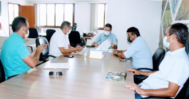 Representantes da Sepror e Prefeitura de Rio Preto da Eva durante a assinatura do termo de cooperação