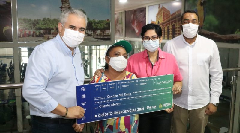 Governo do Amazonas entrega crédito emergencial para microempreendedores