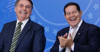 TSE decide pelo arquivamento do pedido de cassação da chapa Bolsonaro - Mourão