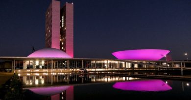 Congresso recebe projeção de imagens e frases em forma de apoio ao Outubro Rosa
