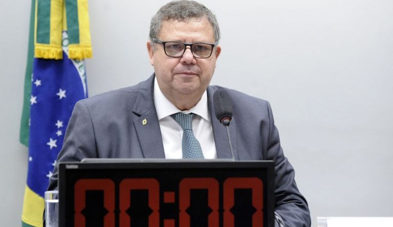 Comissão aprova projeto que inclui o porte de arma entre os direitos de praças das Forças Armadas Fonte: Agência Câmara de Notícias