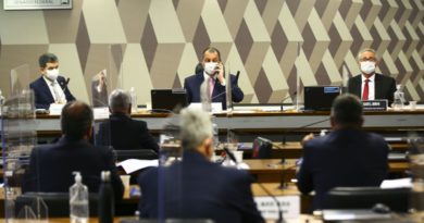 CPI aprova pedido de retratação de presidente Bolsonaro por live