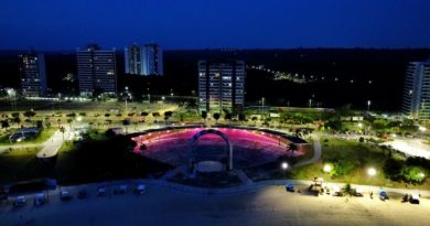 Praia da Ponta Negra tem anfiteatro iluminado em adesão ao 'Outubro Rosa'