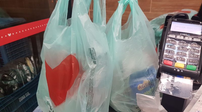 ‘Lei das Sacolas Plásticas' é alterada e estabelecimentos terão um ano para se adequarem à legislação