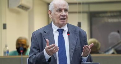 Serafim reage a deputado do Sul e reforça trincheira em defesa da Zona Franca Serafim reage a deputado do Sul e reforça trincheira em defesa da Zona Franca