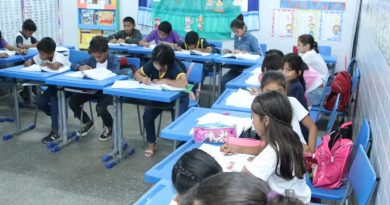 Camilo Santana desembarca em Manaus enquanto 22 municípios do AM perdem R$ 3,5 bilhões do Fundeb