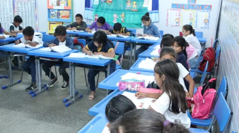 Camilo Santana desembarca em Manaus enquanto 22 municípios do AM perdem R$ 3,5 bilhões do Fundeb