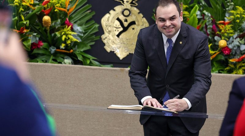 Roberto Cidade assume o governo e redesenha disputa eleitoral no Amazonas