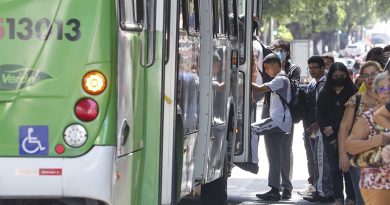 Ônibus gratuitos facilitam acesso às urnas em Manaus Ônibus gratuitos facilitam acesso às urnas em Manaus