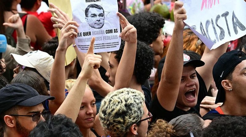 PF investiga deputado e blogueira por destruir críticas a Bolsonaro